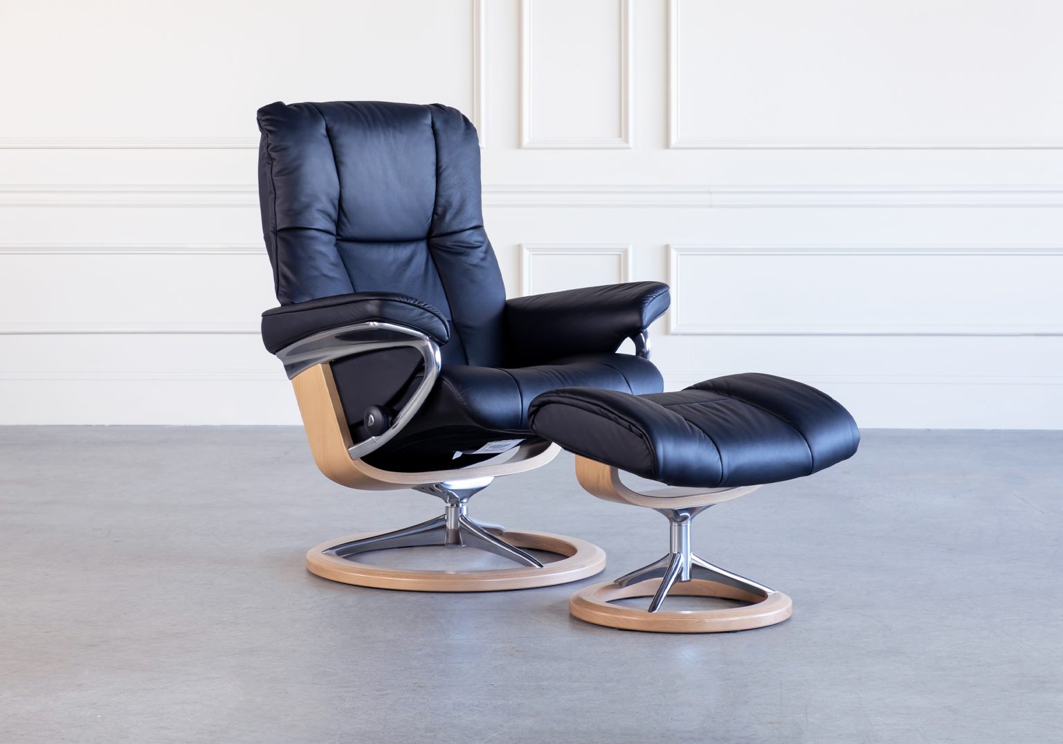 Mayfair Signature Recliner Black Angle