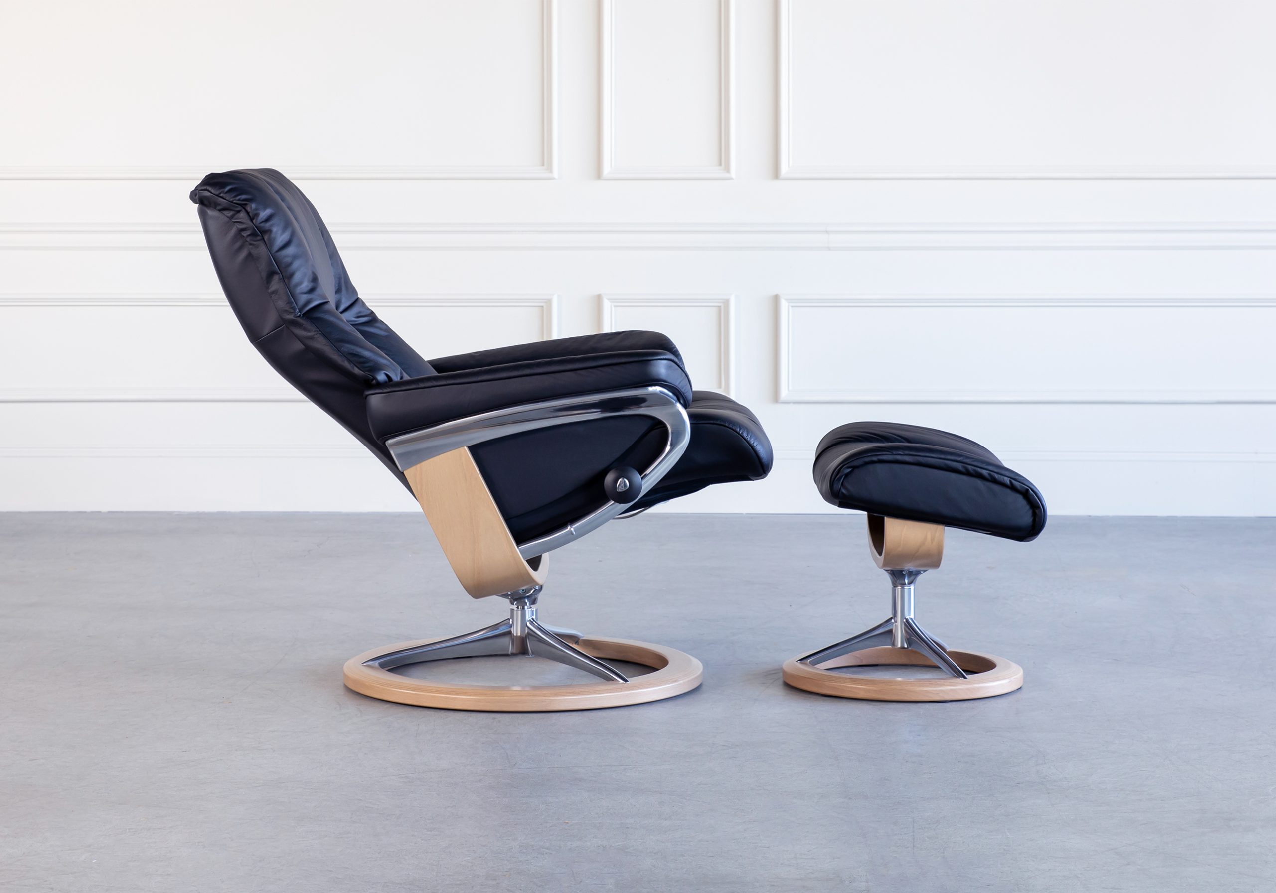 Mayfair Signature Recliner Black Recline