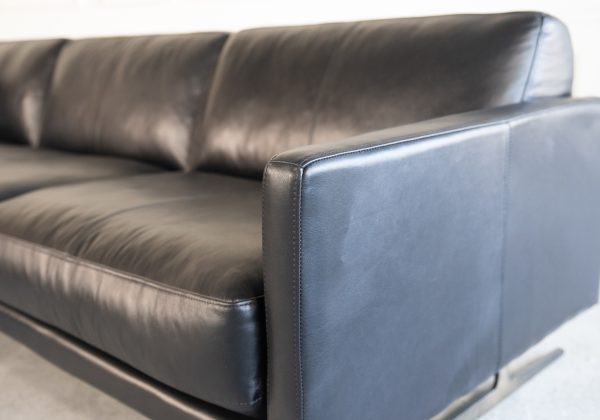 Larsen Sectional in Black, Detail