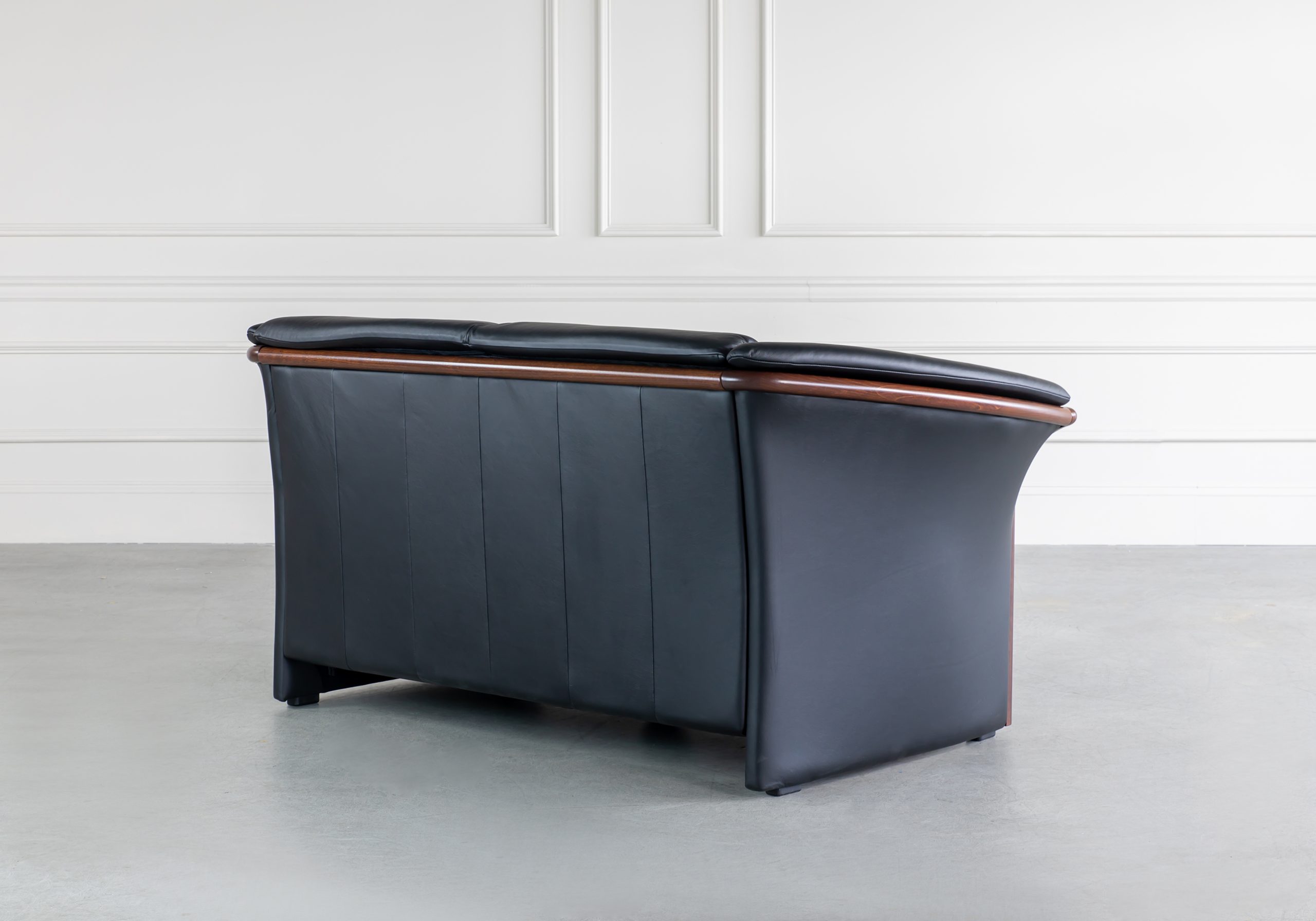 Ekornes Manhatten Loveseat Paloma Black Walnut Back Ekornes Manhatten Loveseat Paloma Black Walnut Back