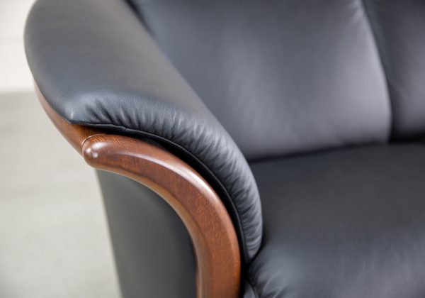 Ekornes Manhatten Loveseat in Paloma Black and Walnut, Detail