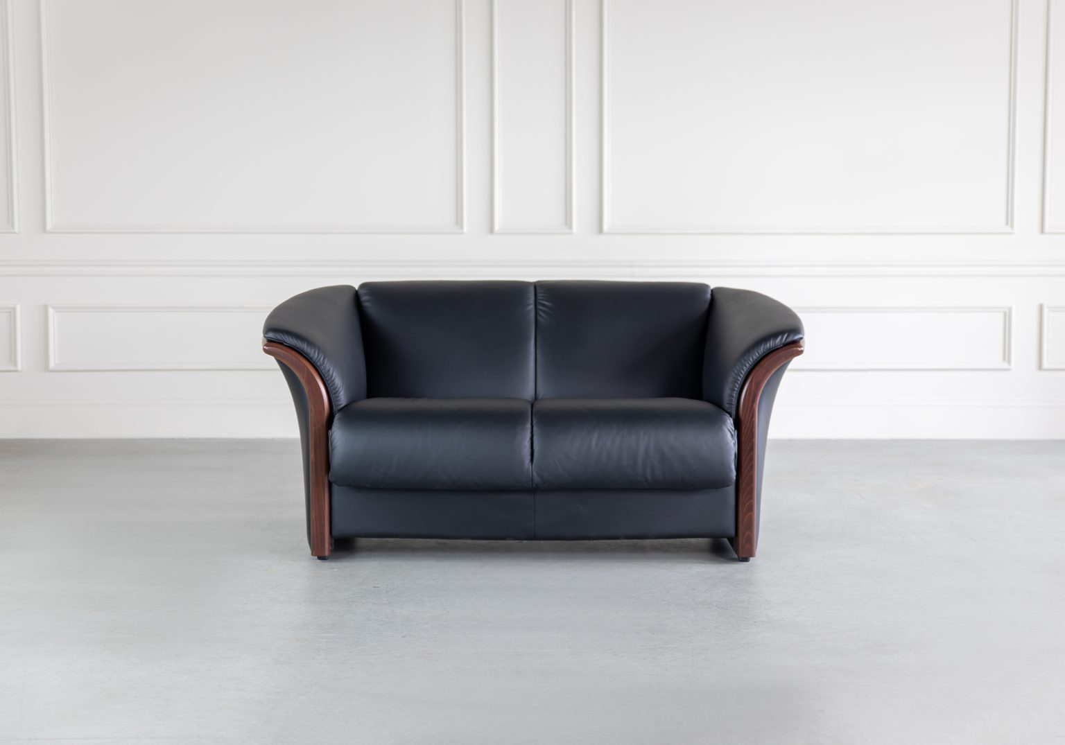 Ekornes Manhatten Loveseat Paloma Black Walnut Featured