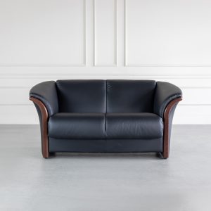 Ekornes Manhatten Loveseat in Paloma Black and Walnut, Front