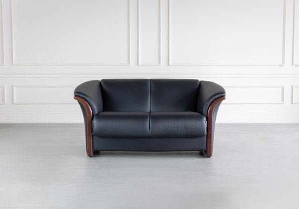 Ekornes Manhatten Loveseat in Paloma Black and Walnut, Front