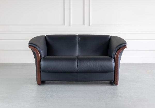 Ekornes Manhatten Loveseat in Paloma Black and Walnut, Front, Featured