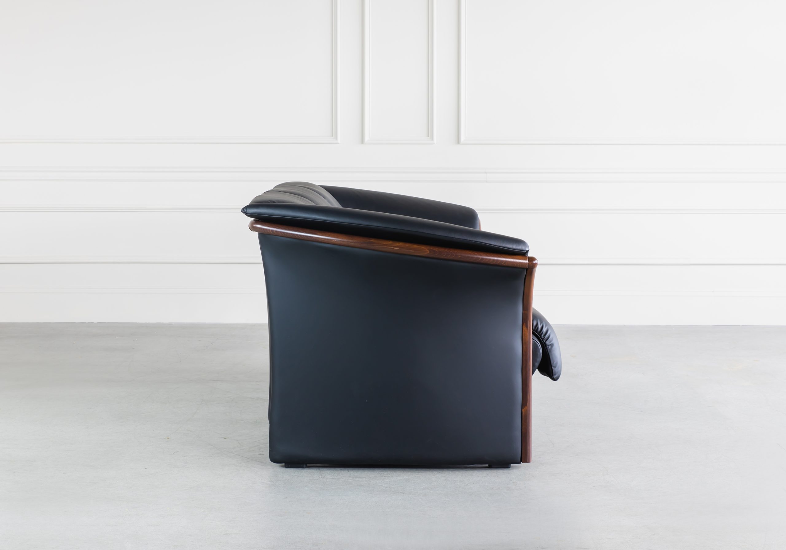 Ekornes Manhatten Loveseat Paloma Black Walnut Side Ekornes Manhatten Loveseat Paloma Black Walnut Side