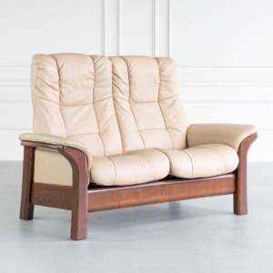 Stressless Windsor Loveseat Paloma Sand Walnut Angle Stressless Windsor Loveseat Paloma Sand Walnut Angle