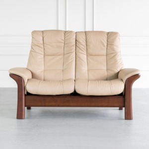 Stressless Windsor Loveseat Paloma Sand Walnut Front Stressless Windsor Loveseat Paloma Sand Walnut Front
