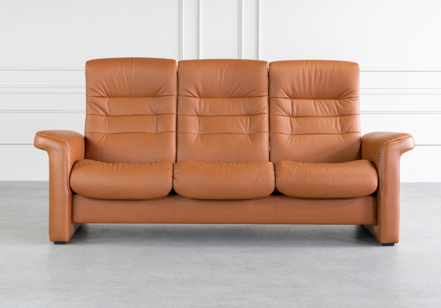 Stressless Sapphire Sofa Paloma Cognac Front