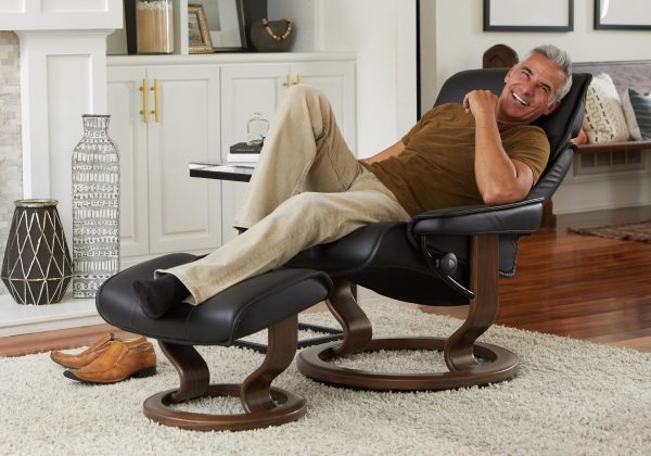 Stressless Admiral Classic in Black with New Walnut Base, Happy