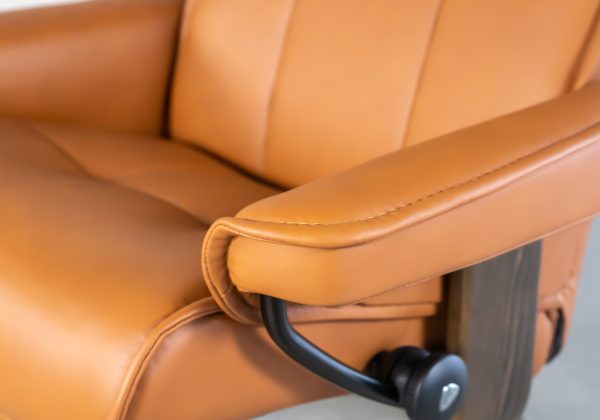 Stressless Admiral Classic in Cognac with New Walnut Base, Close Up