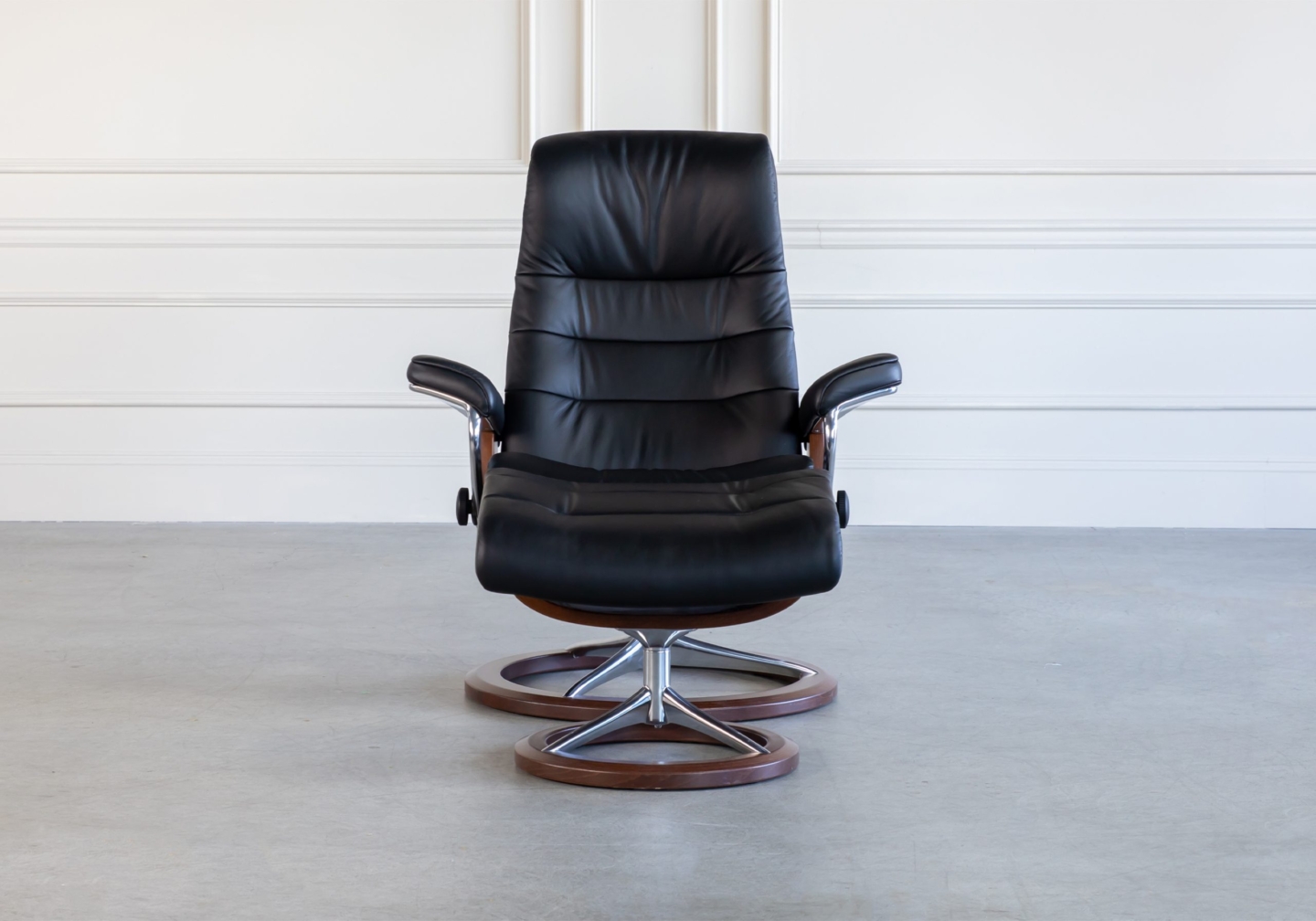 Opal Classic Recliner Black Front