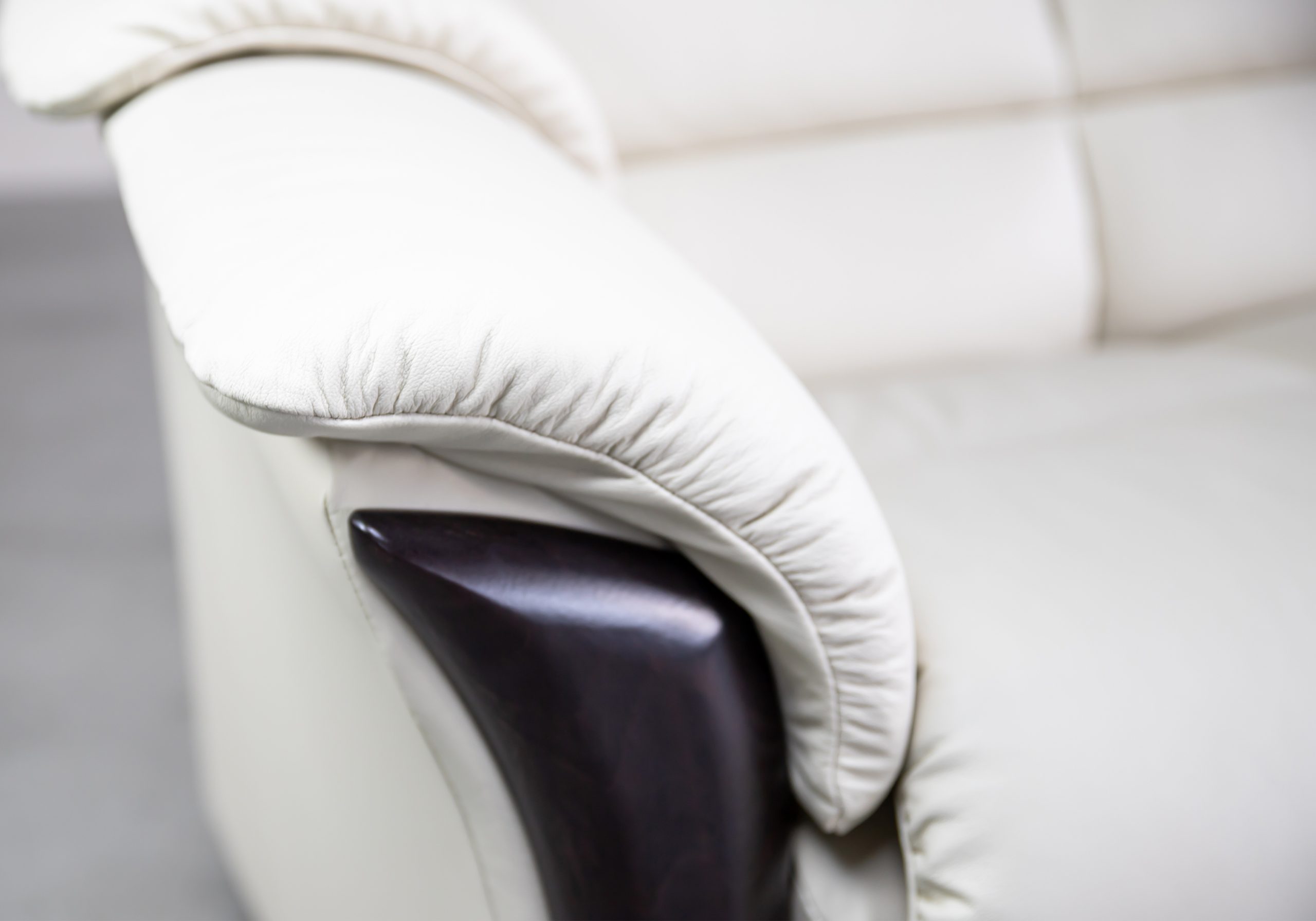 Stressless Oslo Sofa Paloma Light Grey Wenge Close Up Stressless Oslo Sofa Paloma Light Grey Wenge Close Up