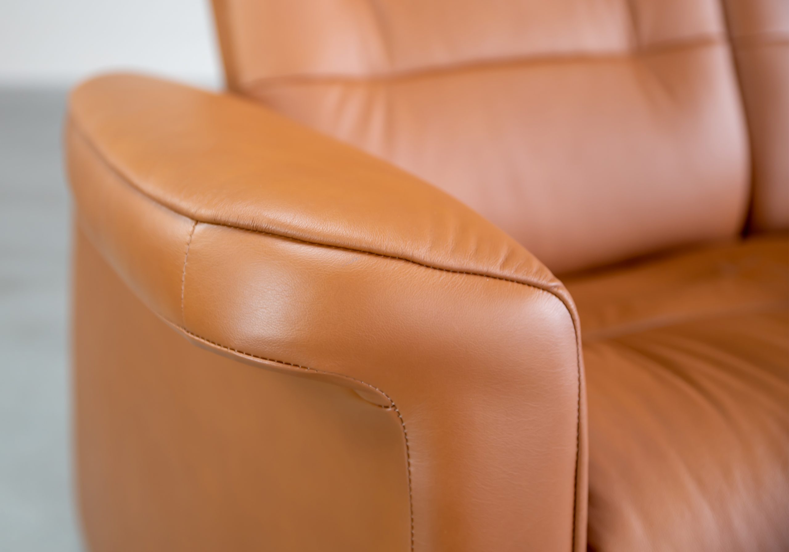 Stressless Sapphire Loveseat Paloma Cognac Detail Stressless Sapphire Loveseat Paloma Cognac Detail