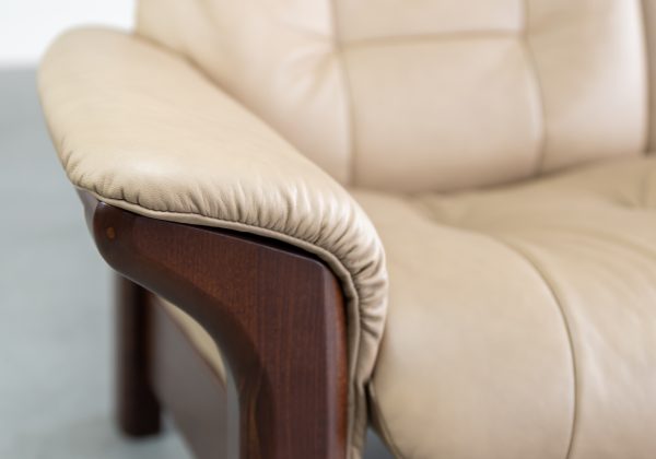Stressless Windsor Sofa in Paloma Sand and Walnut, Close Up