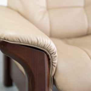 Stressless Windsor Sofa Paloma Sand Walnut Detail Stressless Windsor Sofa Paloma Sand Walnut Detail