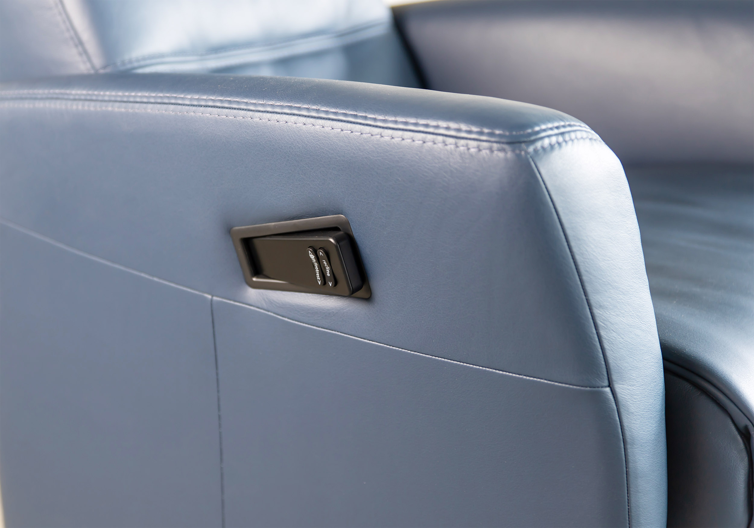 King Lift Chair Midnight Detail Remote