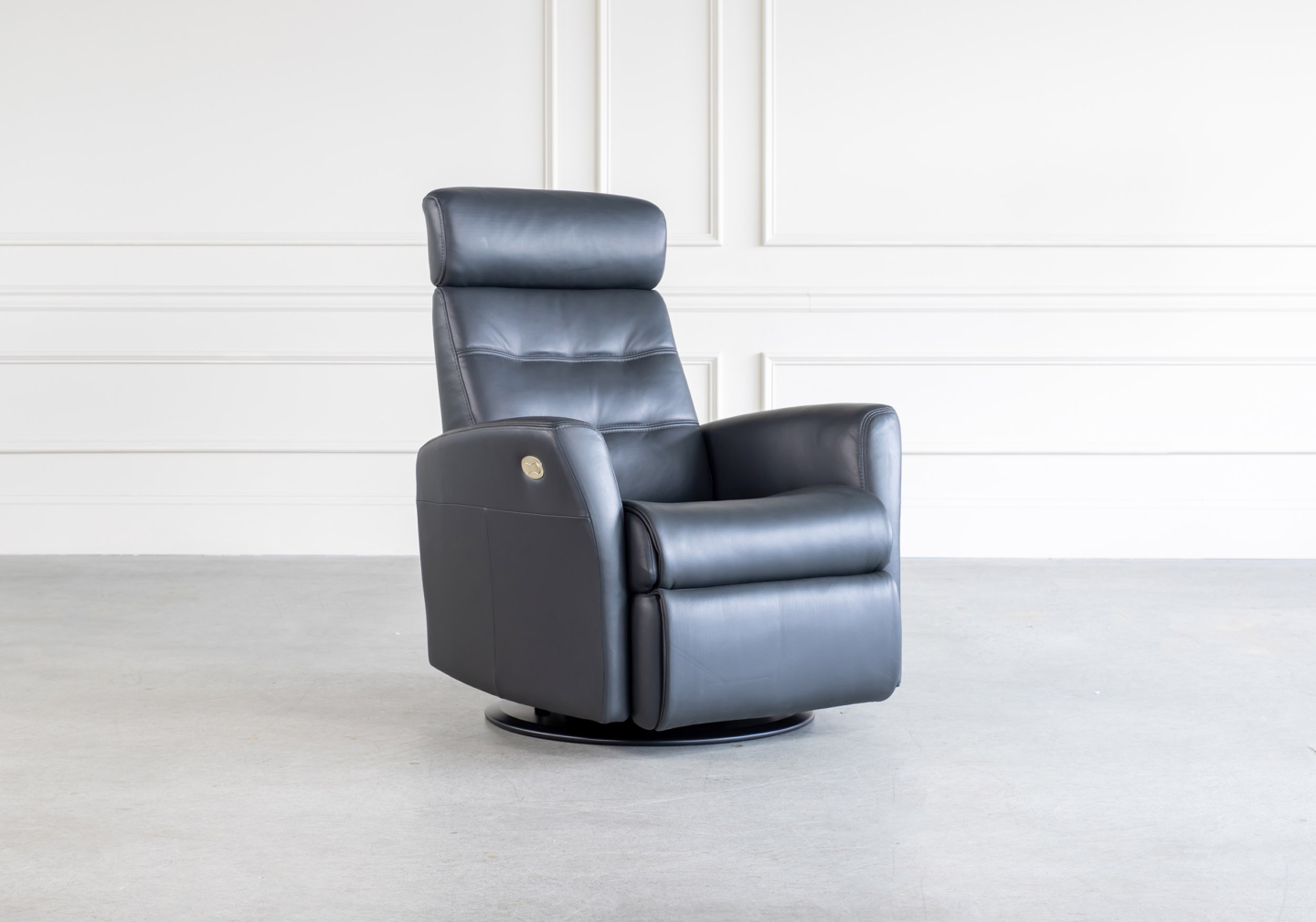 King Recliner Onyx Angle