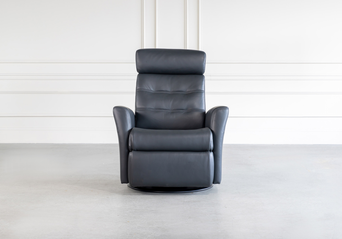 King Recliner Onyx Front