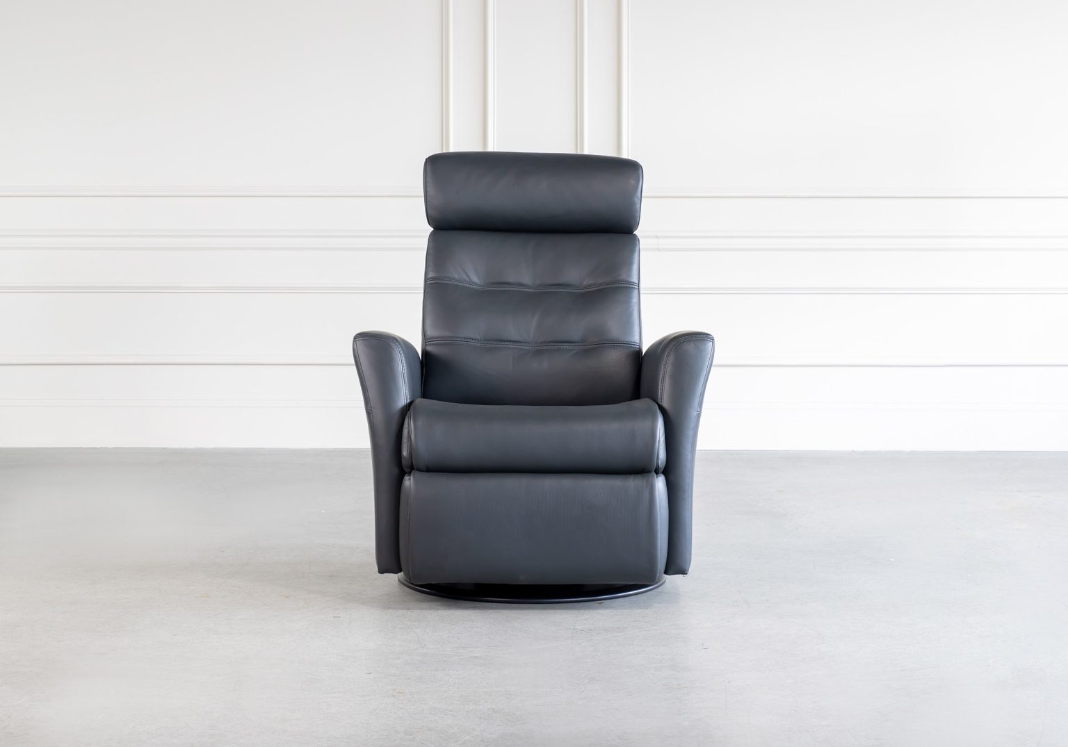 King Recliner Onyx Front