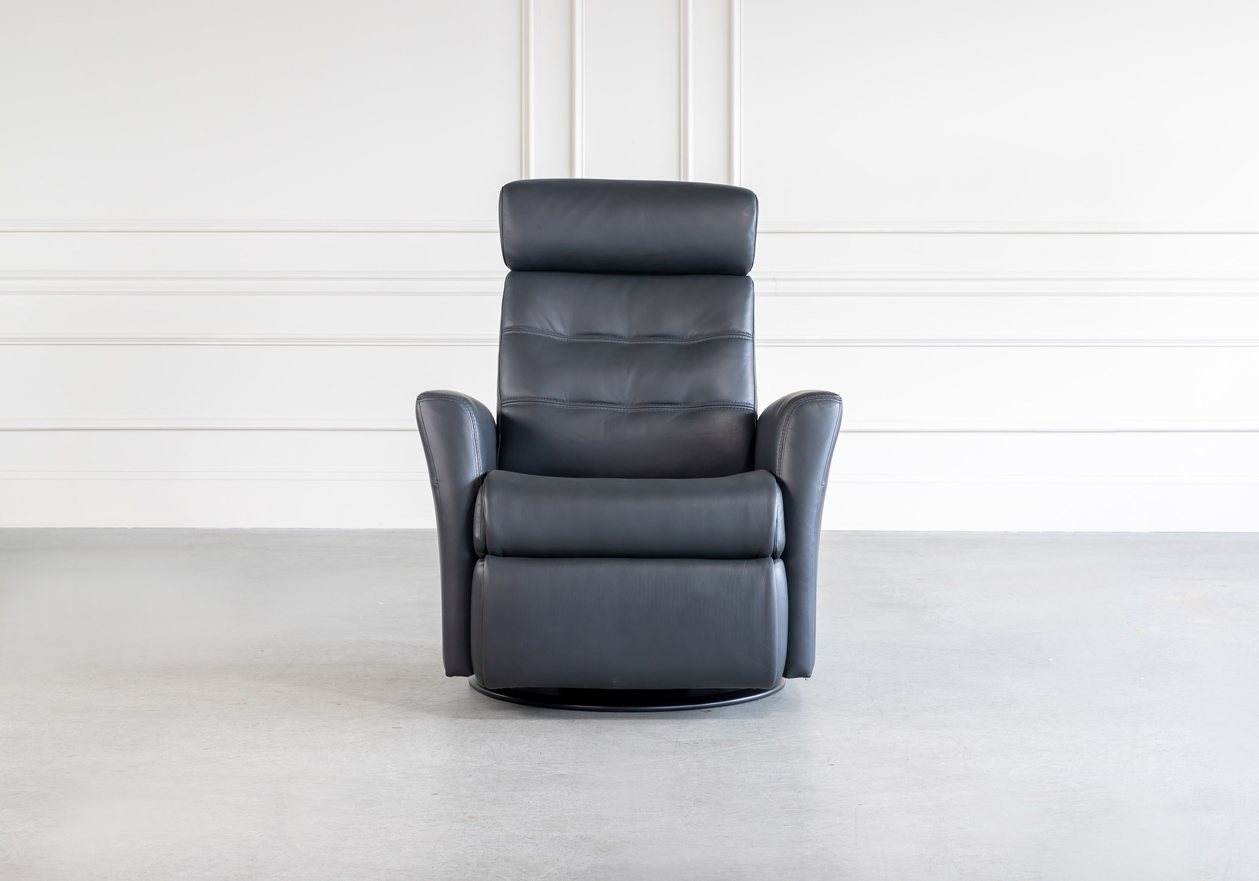 King Recliner Onyx Front