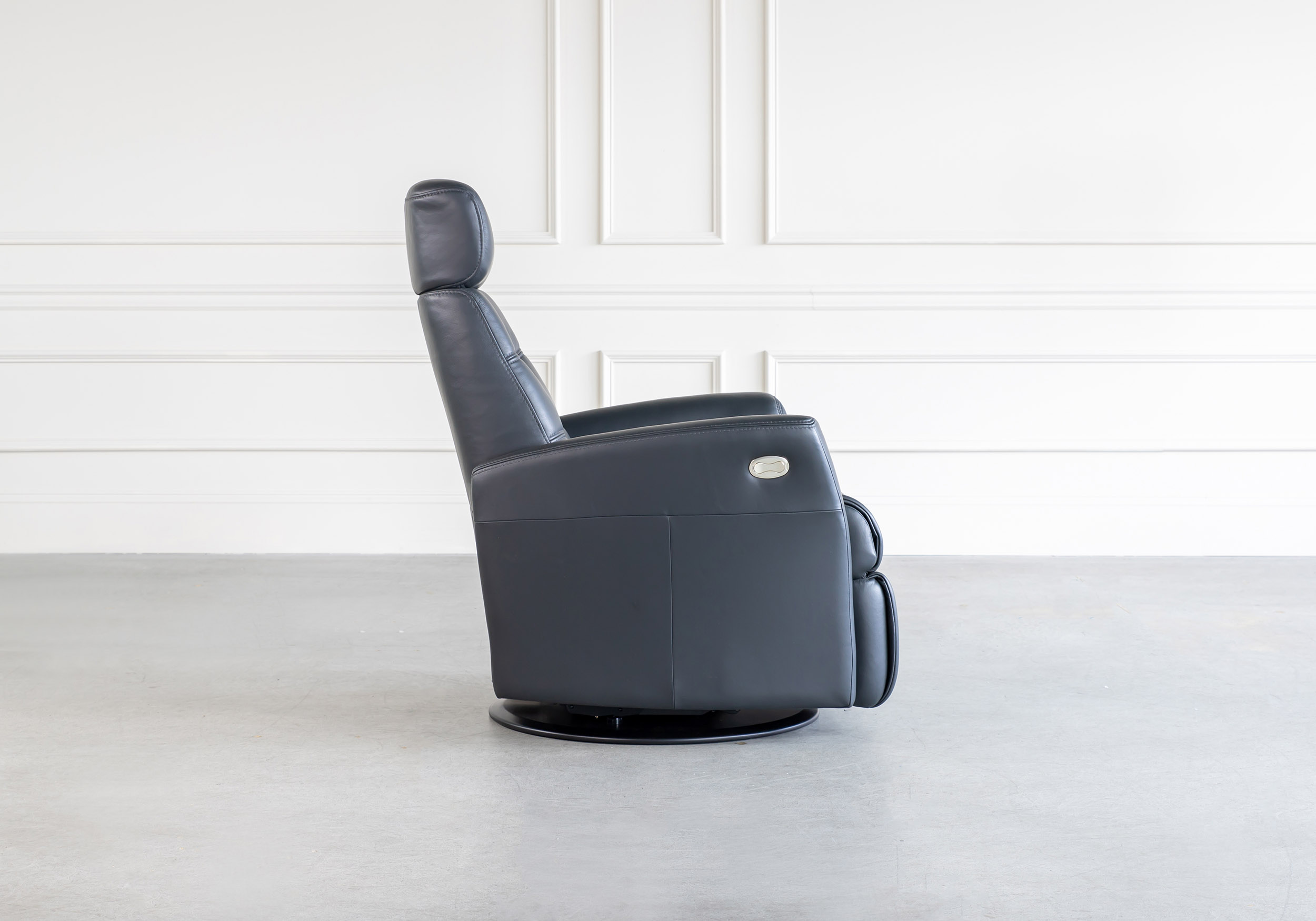 King Recliner Onyx Side