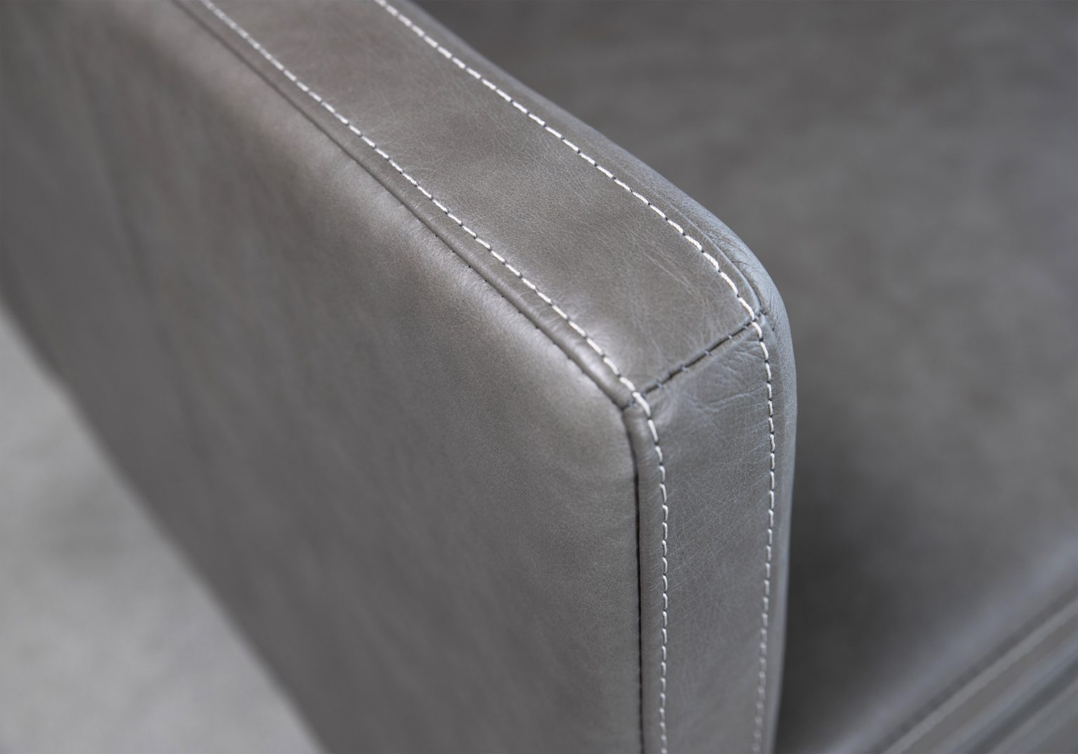Wayne Loveseat Grey Close Up