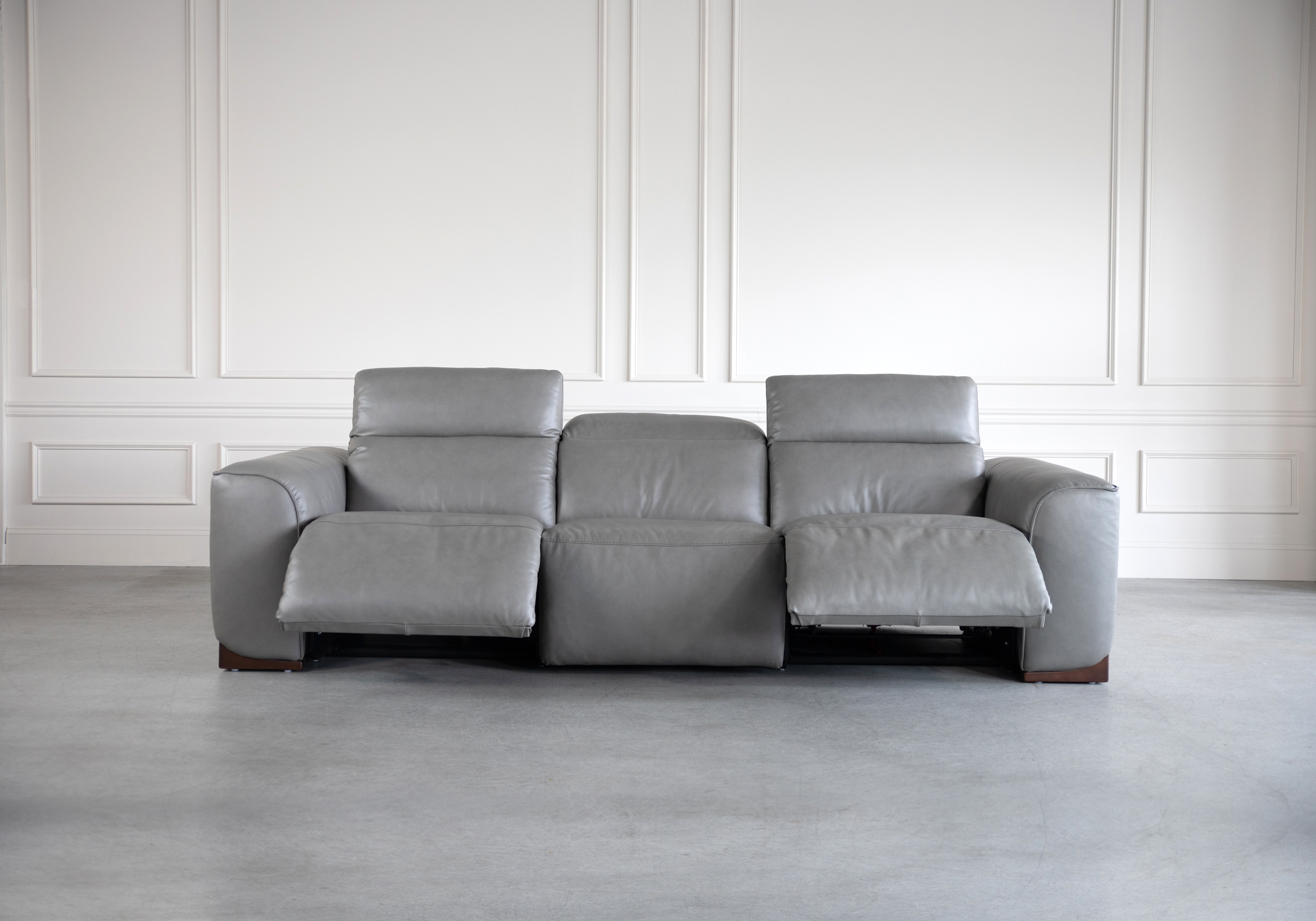 Karl Large Pwr Sofa LGrey U71 Front recline headrests up 2 Karl Large Pwr Sofa LGrey U71 Front recline headrests up 2