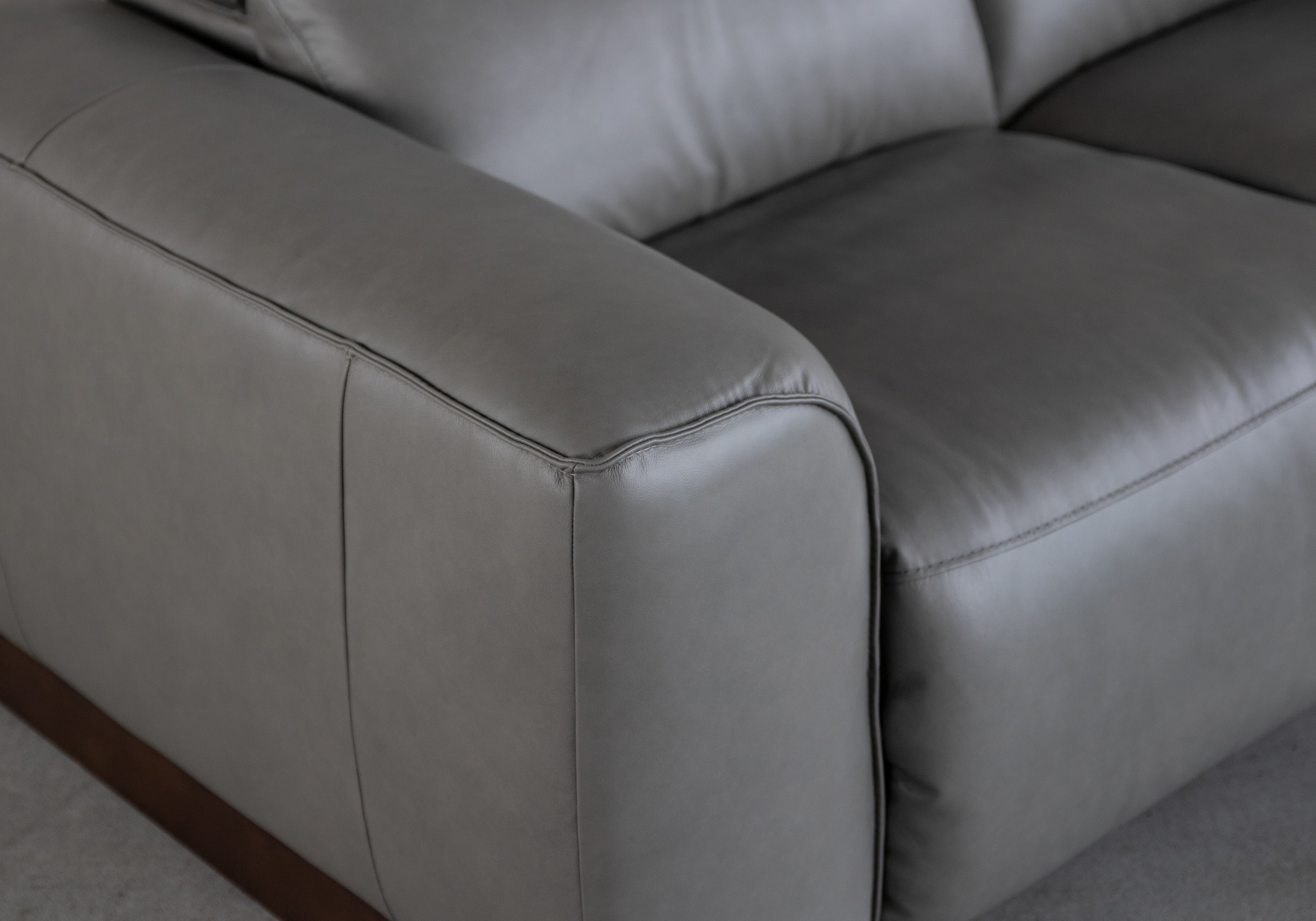 Karl Pwr Sofa LGrey U71 Detail Karl Pwr Sofa LGrey U71 Detail