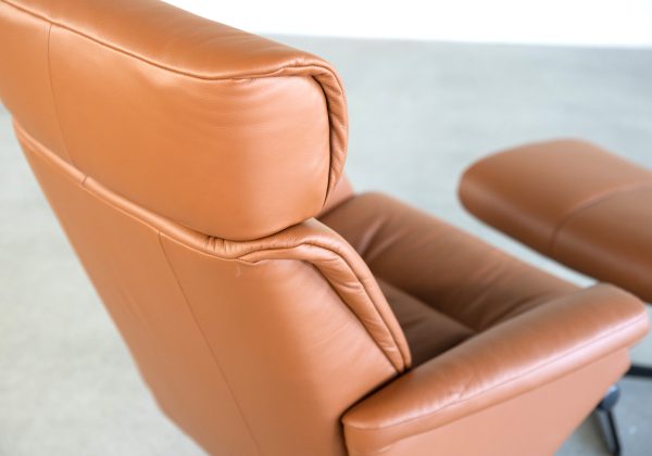 Sterling Recliner in Cognac, Detail