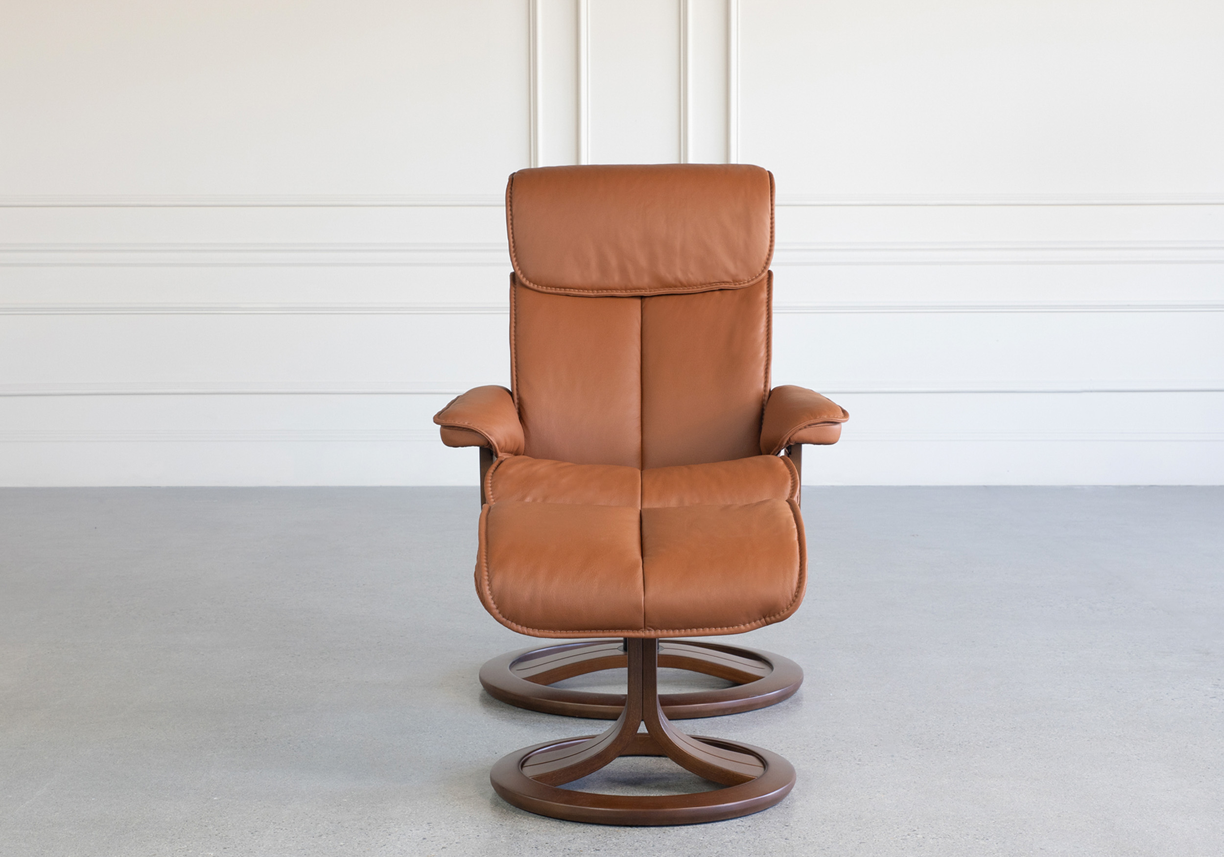 captain cognac leather recliner front