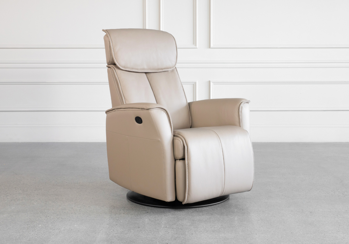 Commander GP377 Sandstorm Leather Recliner Angle