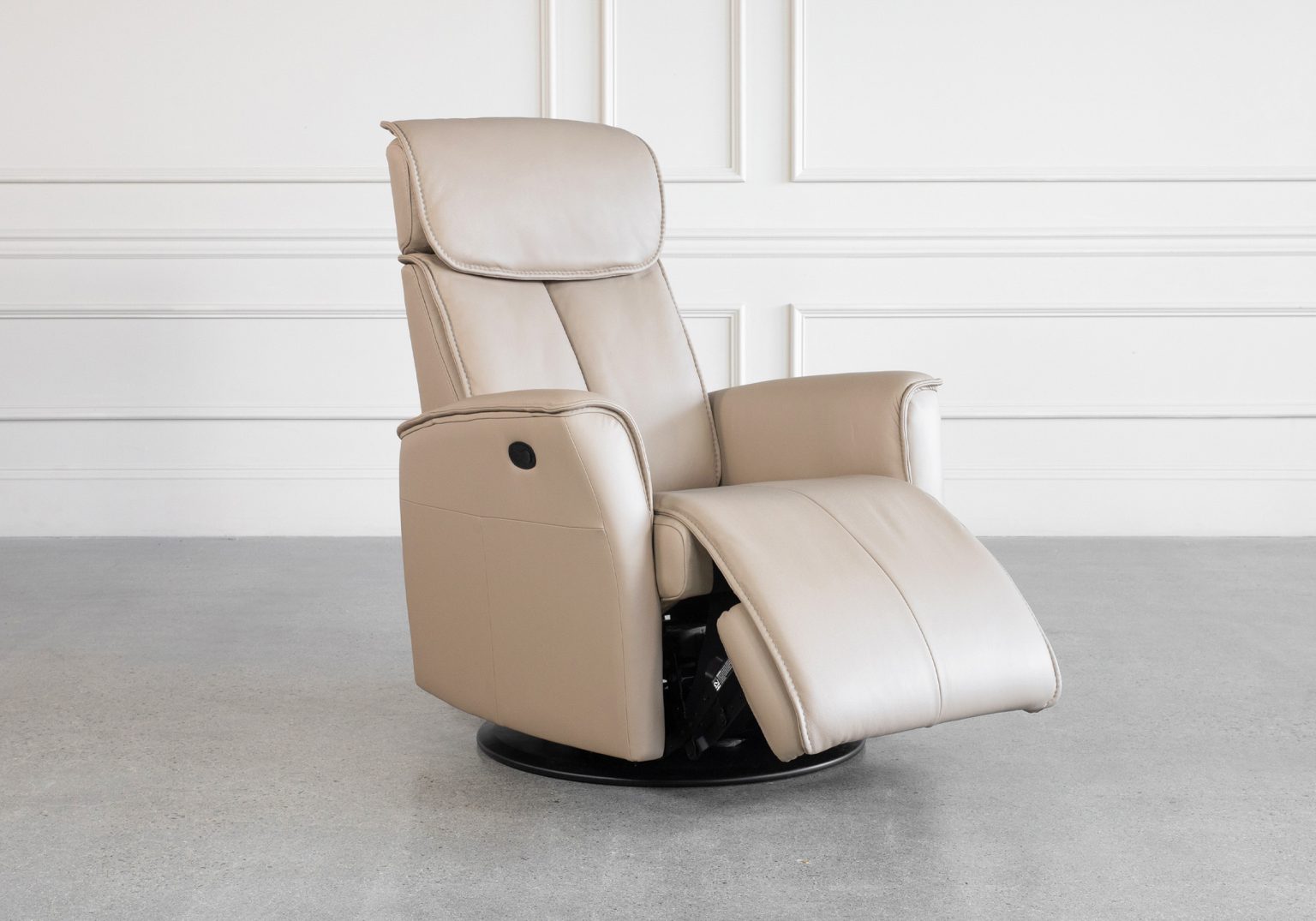 Commander GP377 Sandstorm Leather Recliner Angle P
