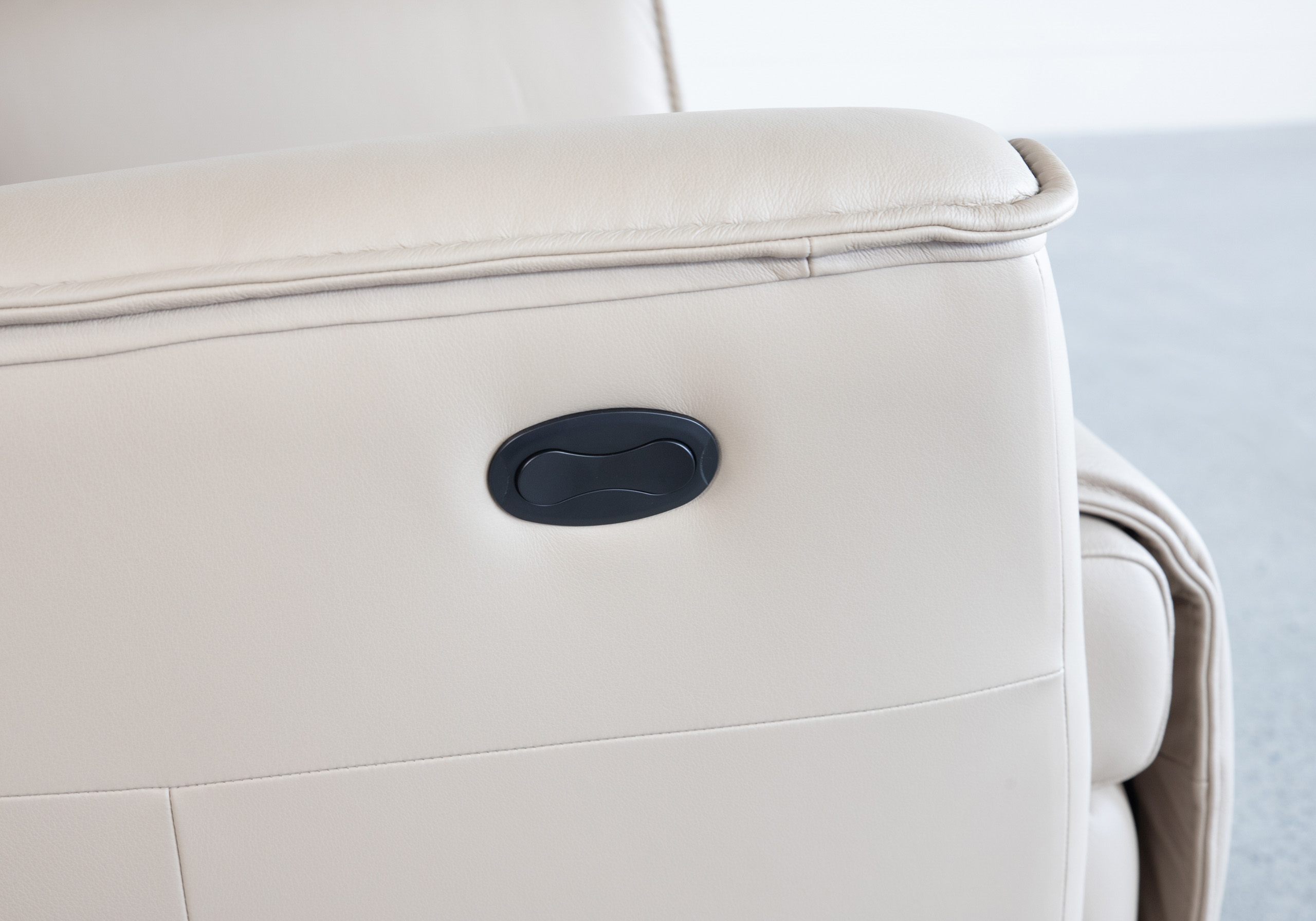 Commander GP377 Sandstorm Leather Recliner Buttons