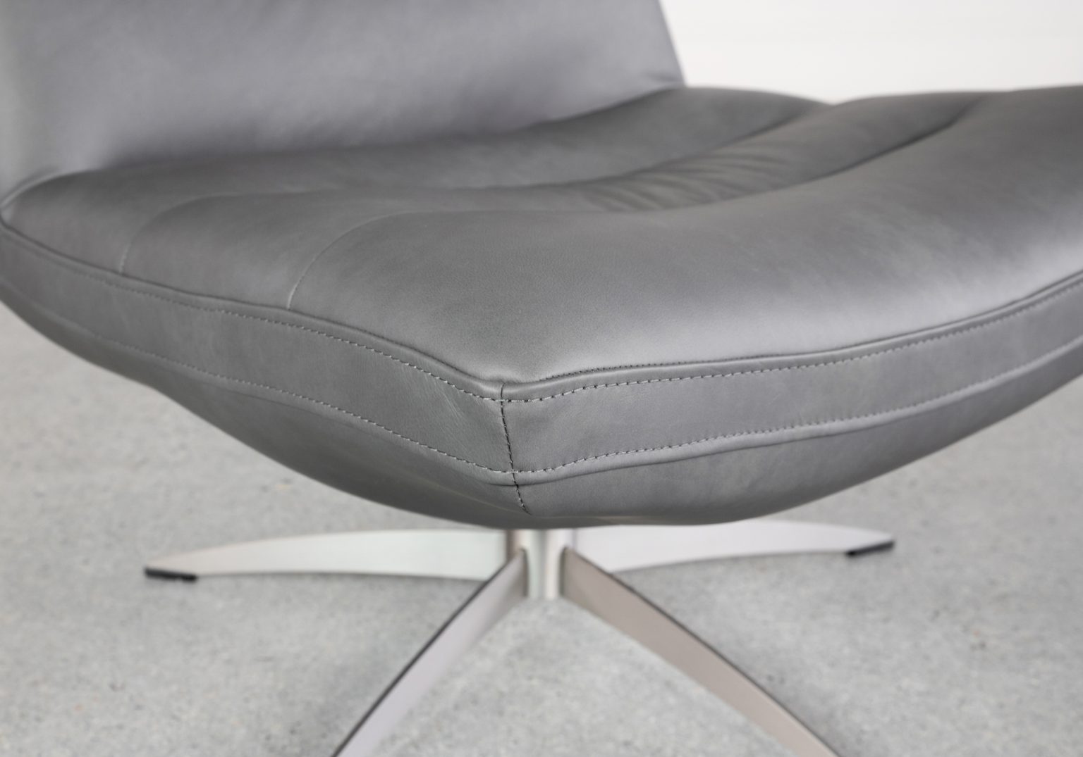 Leeds Leather Swivel Chair Details