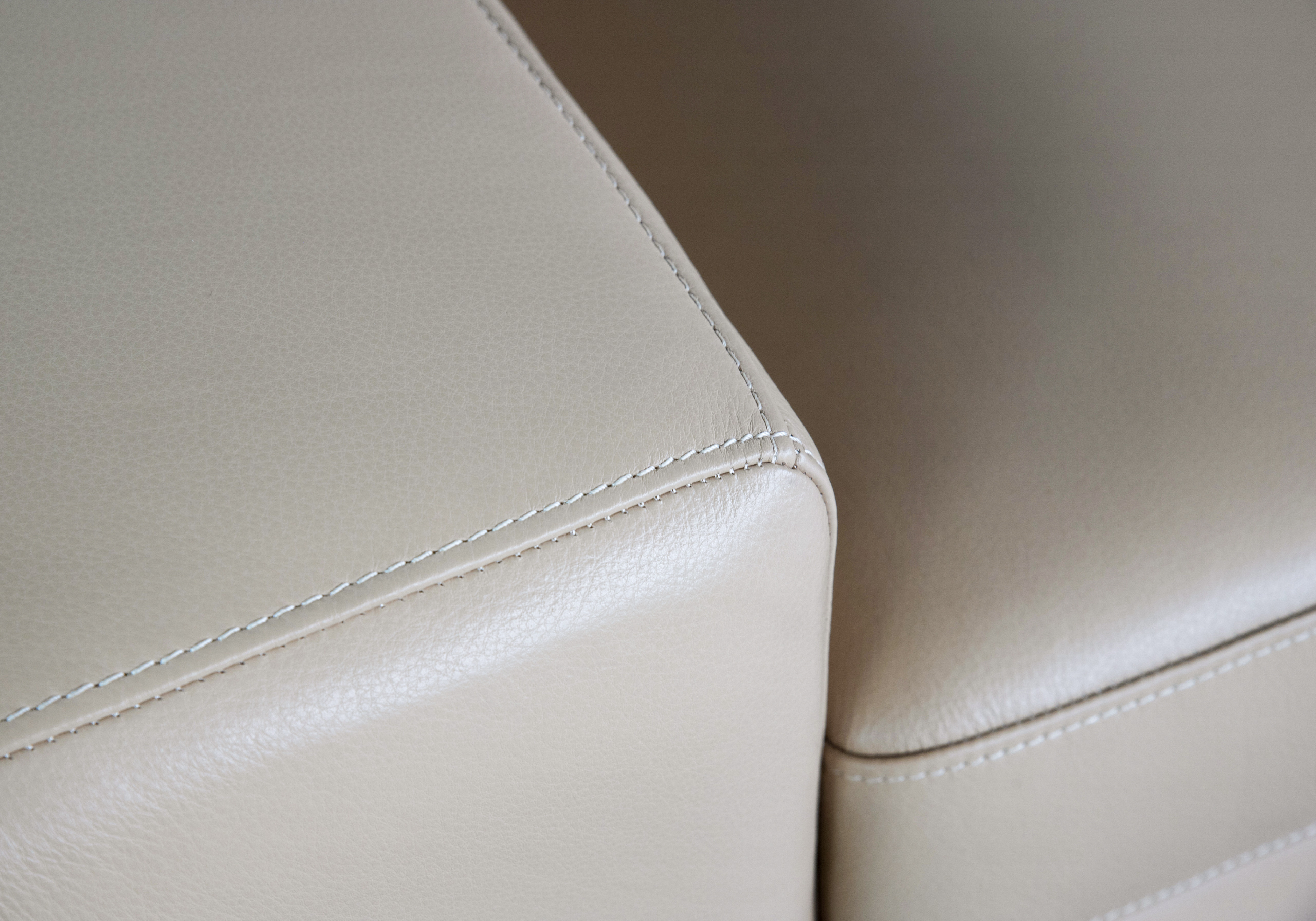 Sergio Mount L97 Leather Sofa Details