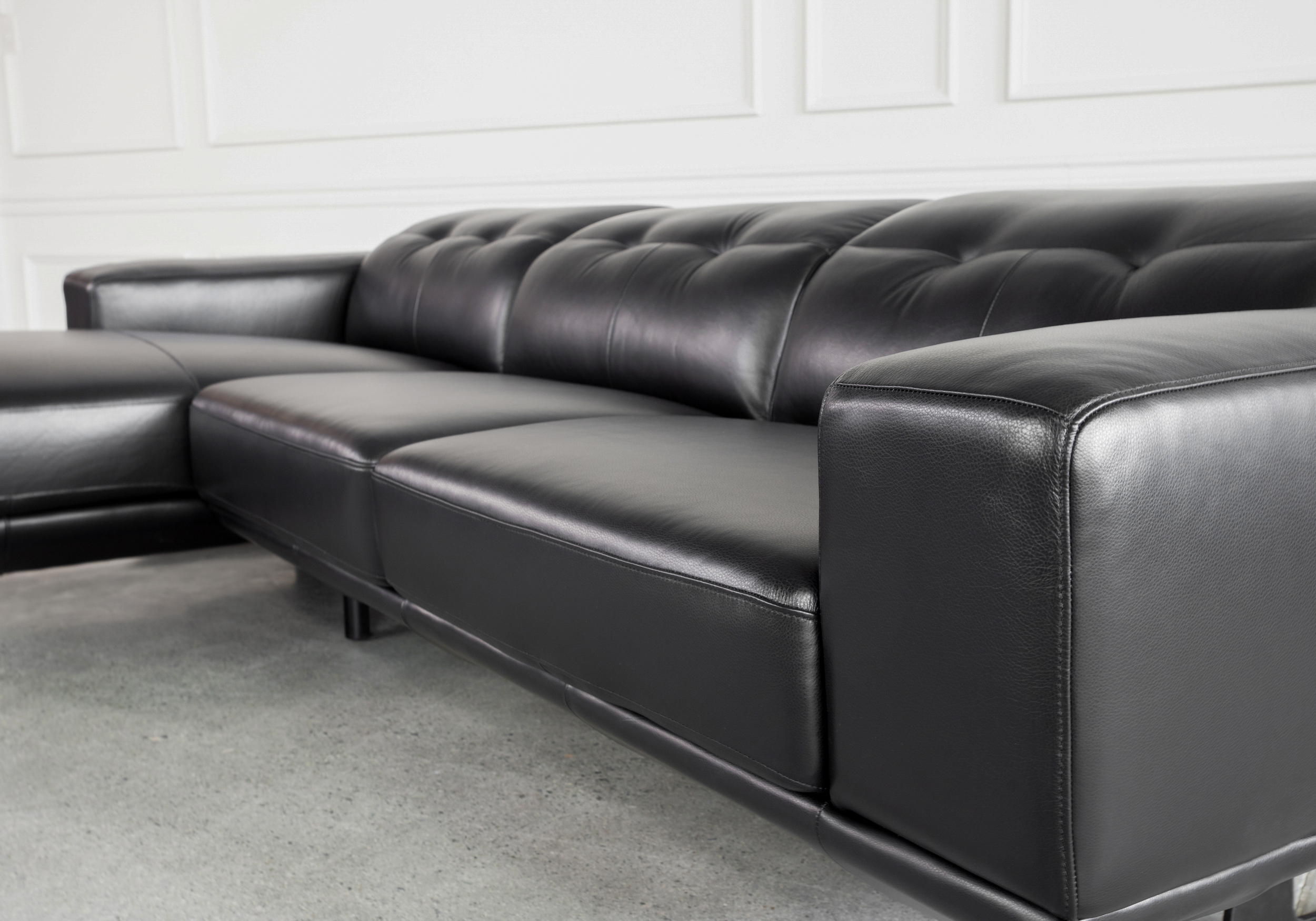 Viola Black Leather SL Sectional Details