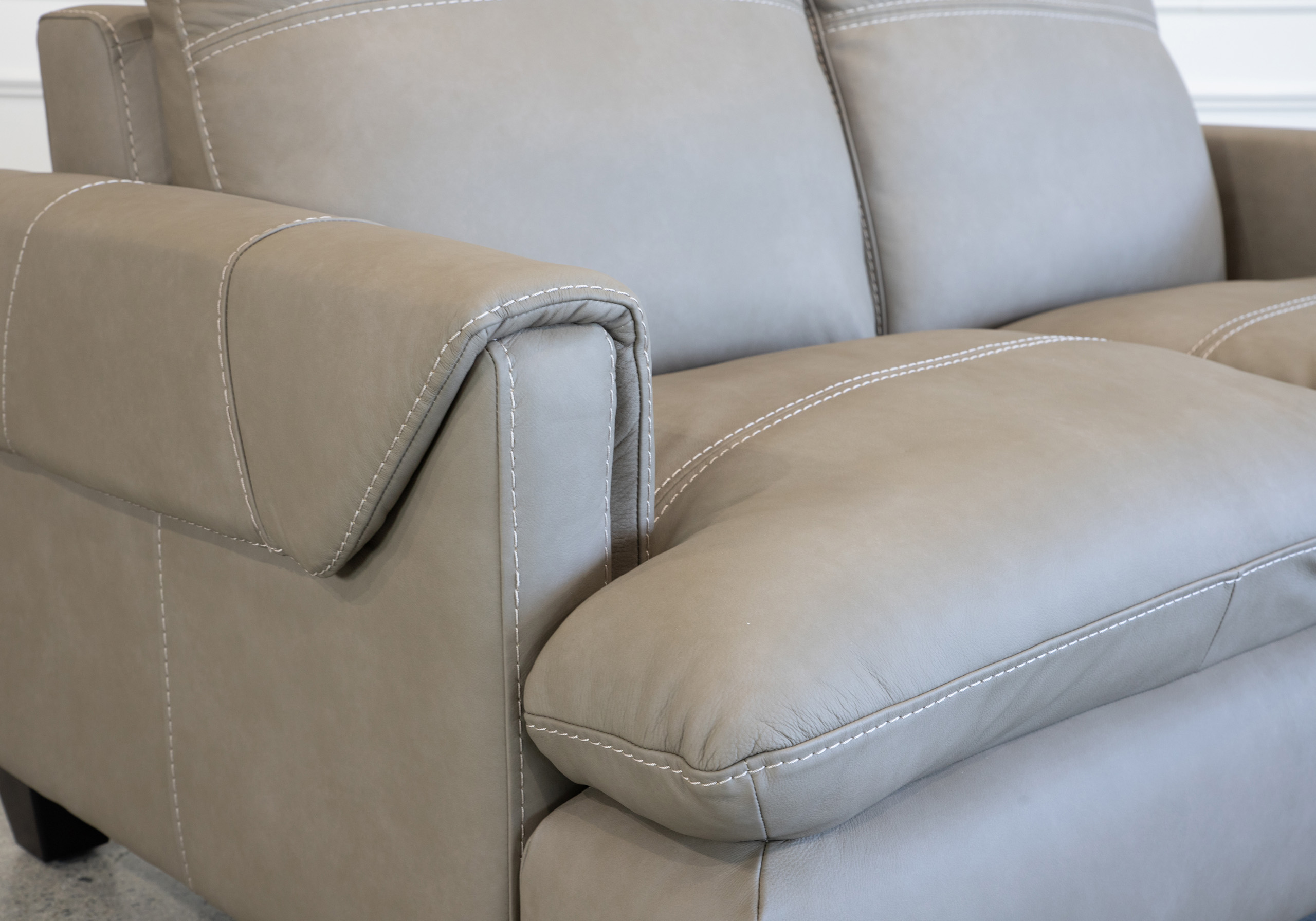 Damon Loveseat Dust Detail