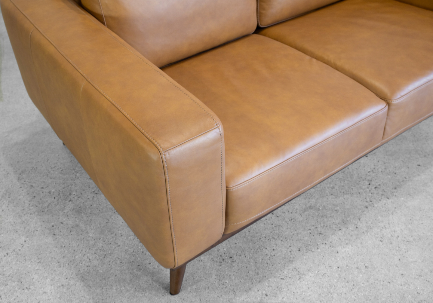 Renio Vintage Tan Leather Loveseat - Close Up