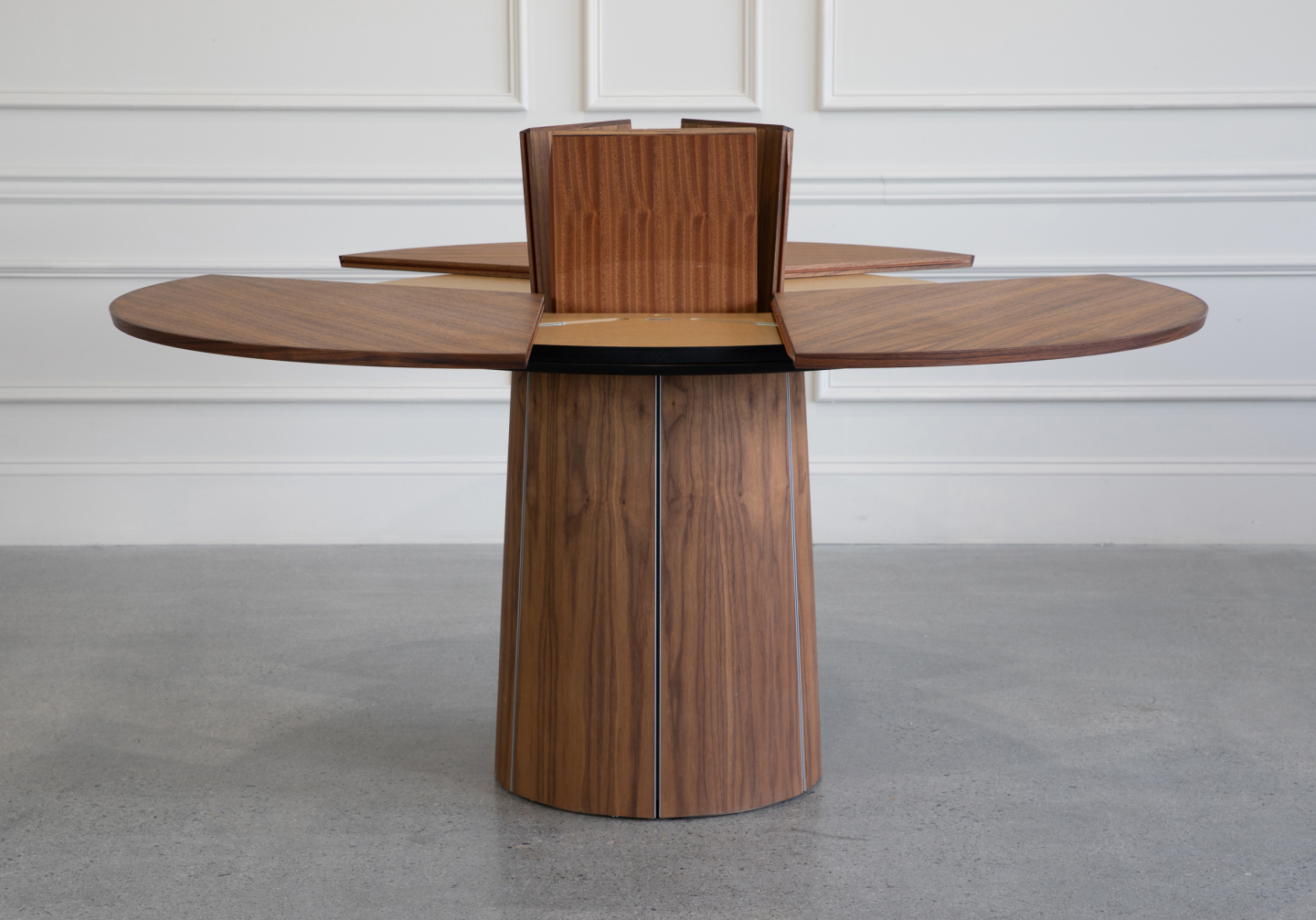 SM33 Dining Table Walnut Oil Function 2