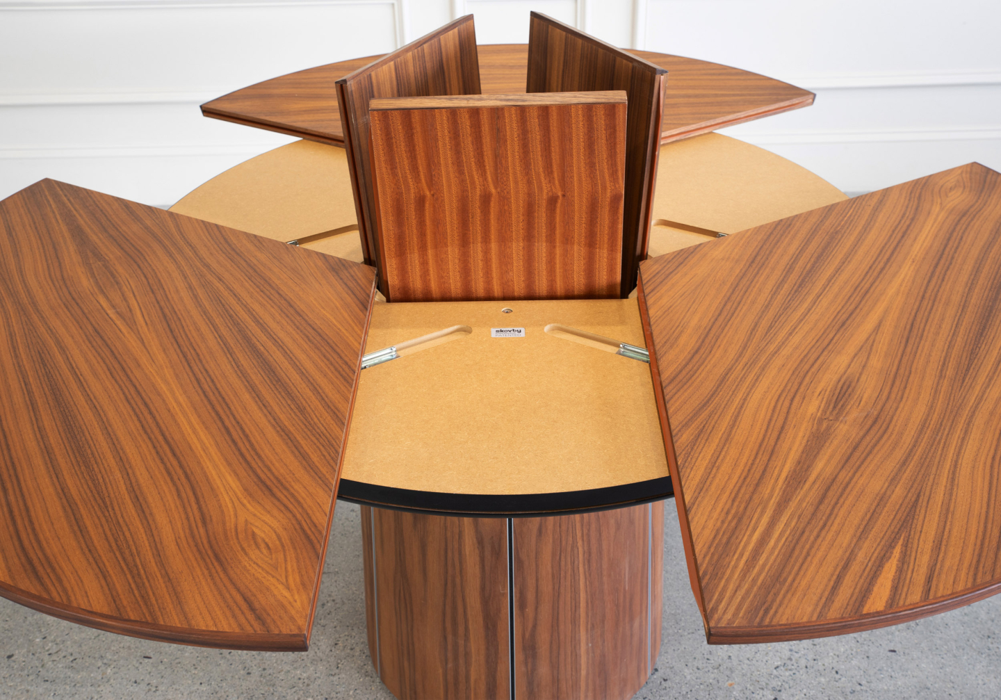 SM33 Dining Table Walnut Oil Function 3