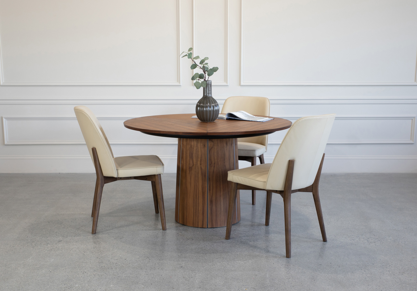 SM33 Dining Table Walnut Oil Round Style
