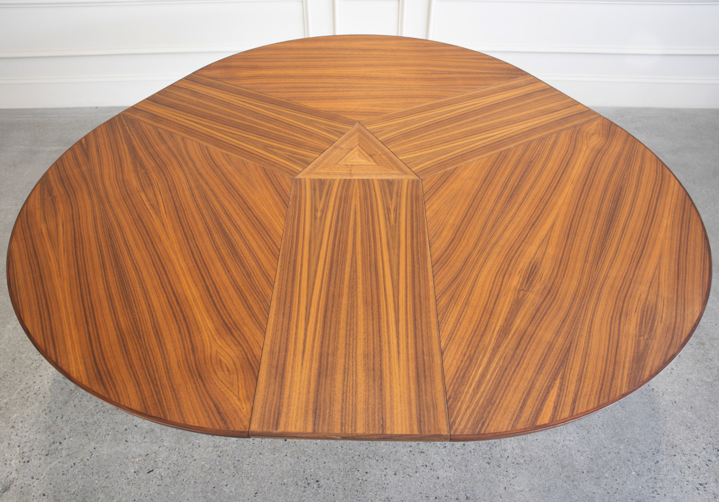SM33 Dining Table Walnut Oil Top Detail