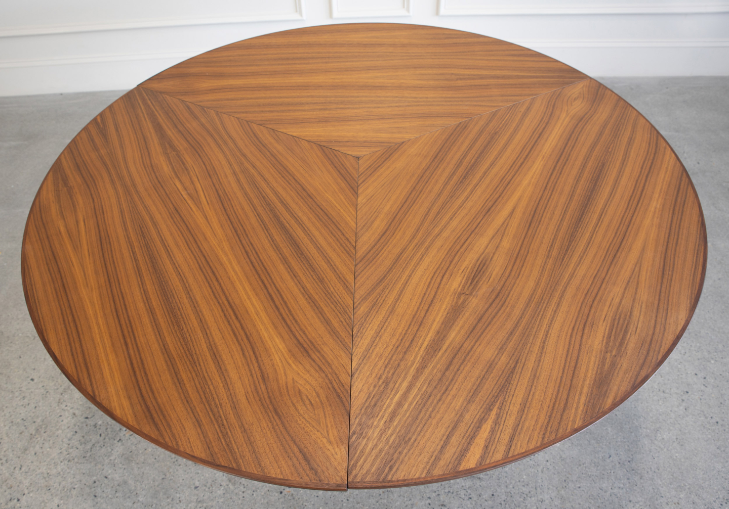 SM33 Dining Table Walnut Oil Top Detail Round