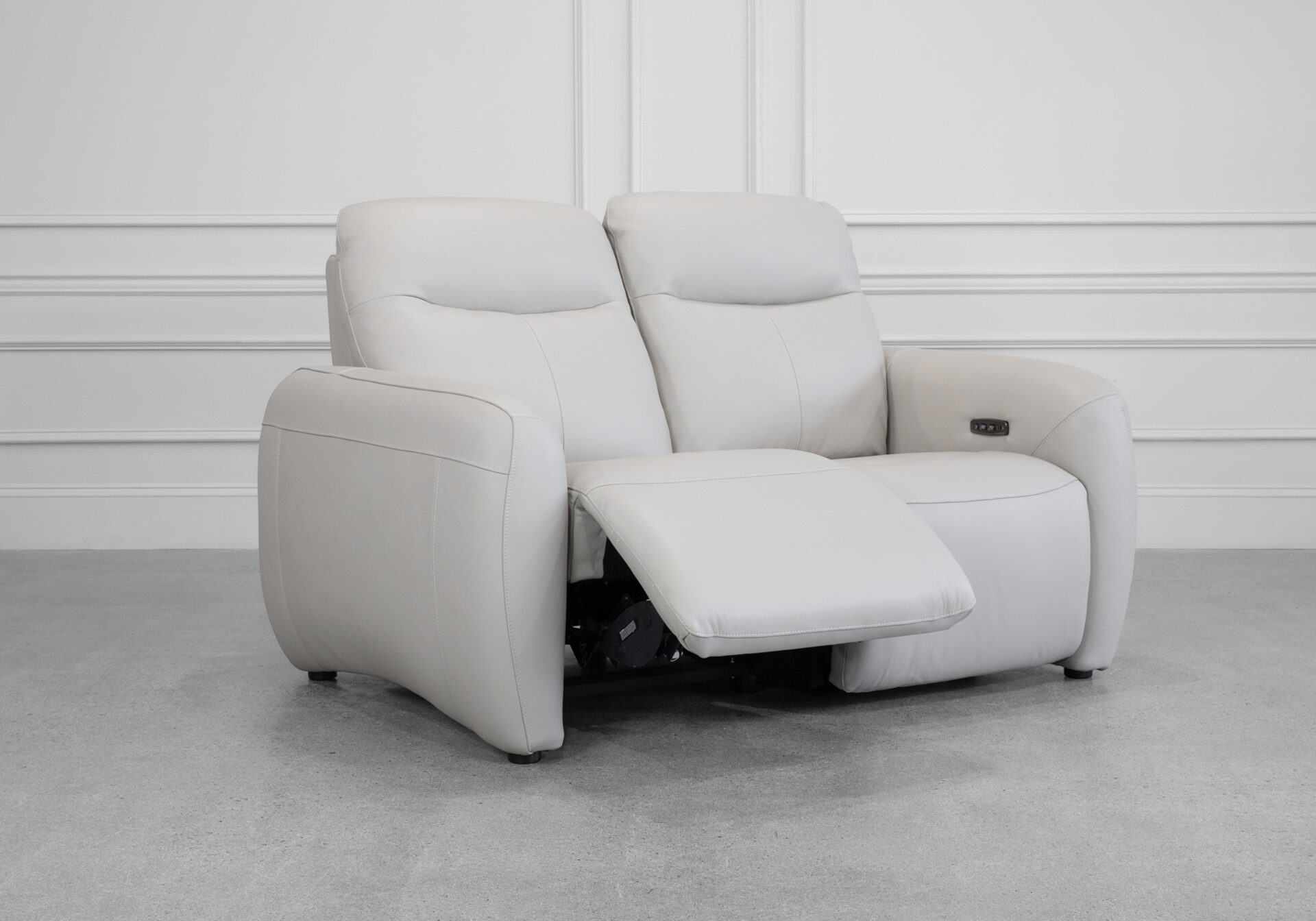 Rosario Pwr. Loveseat in Oatmeal - Angle - 2
