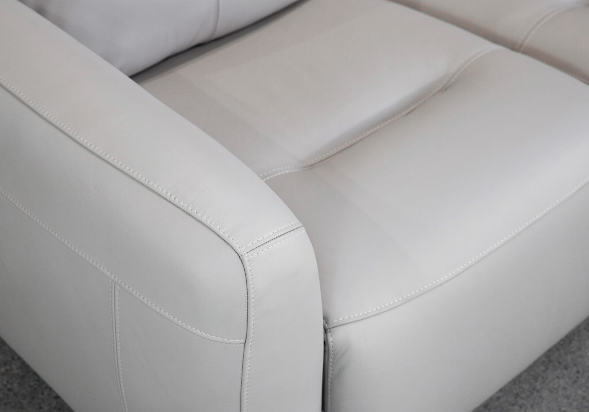 Rosario Pwr. Loveseat in Oatmeal - Close Up
