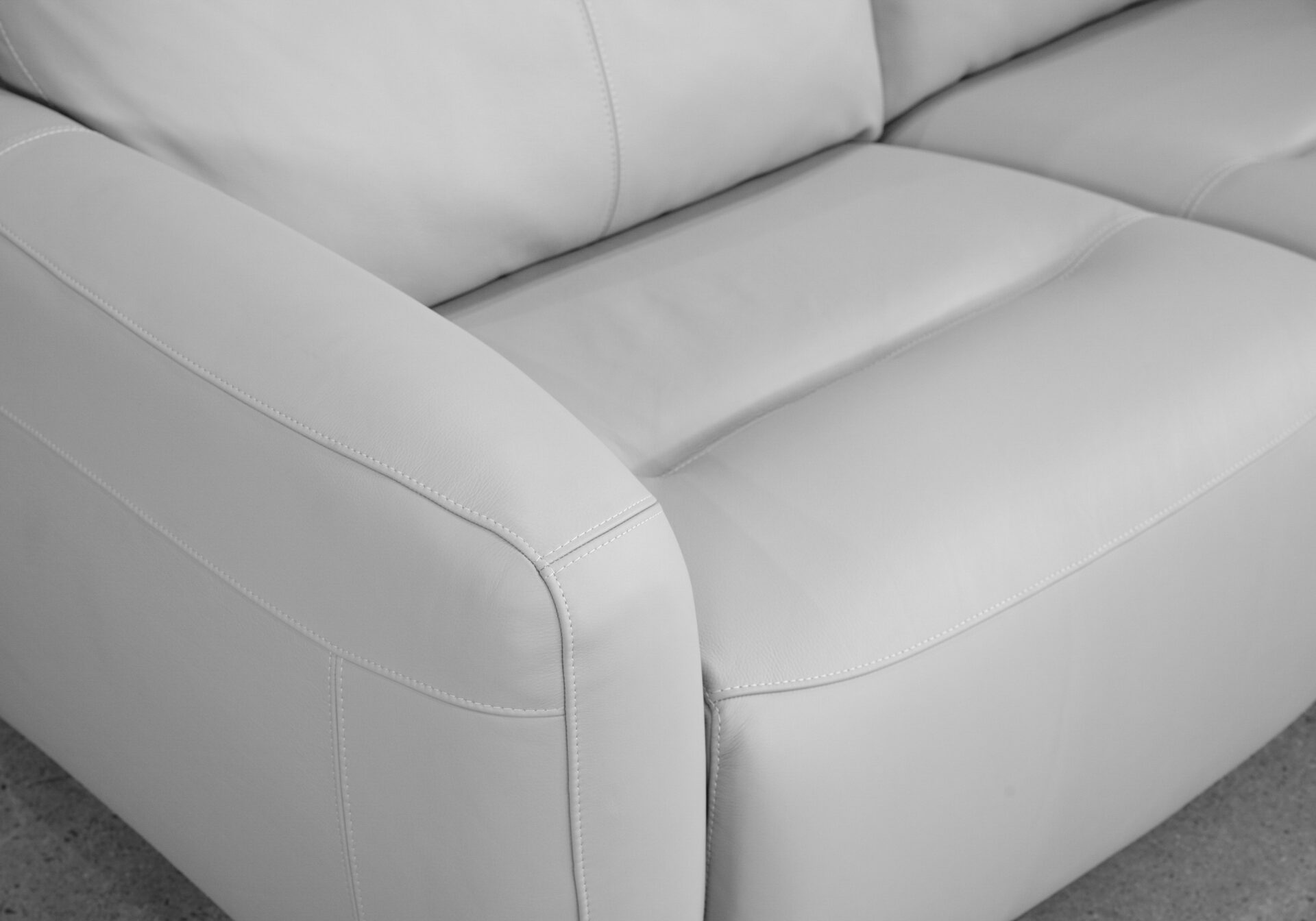 Rosario Pwr. Sofa in Oatmeal - Close Up