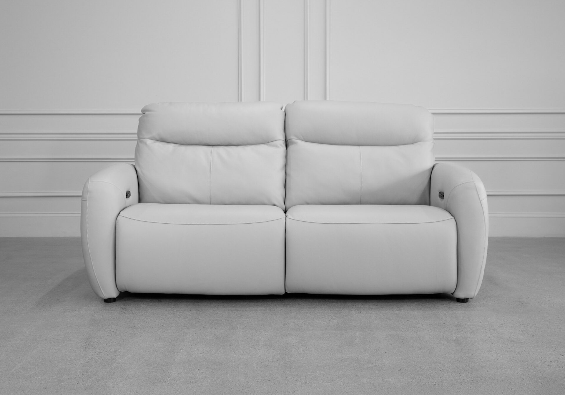 Rosario Pwr. Sofa in Oatmeal - Front