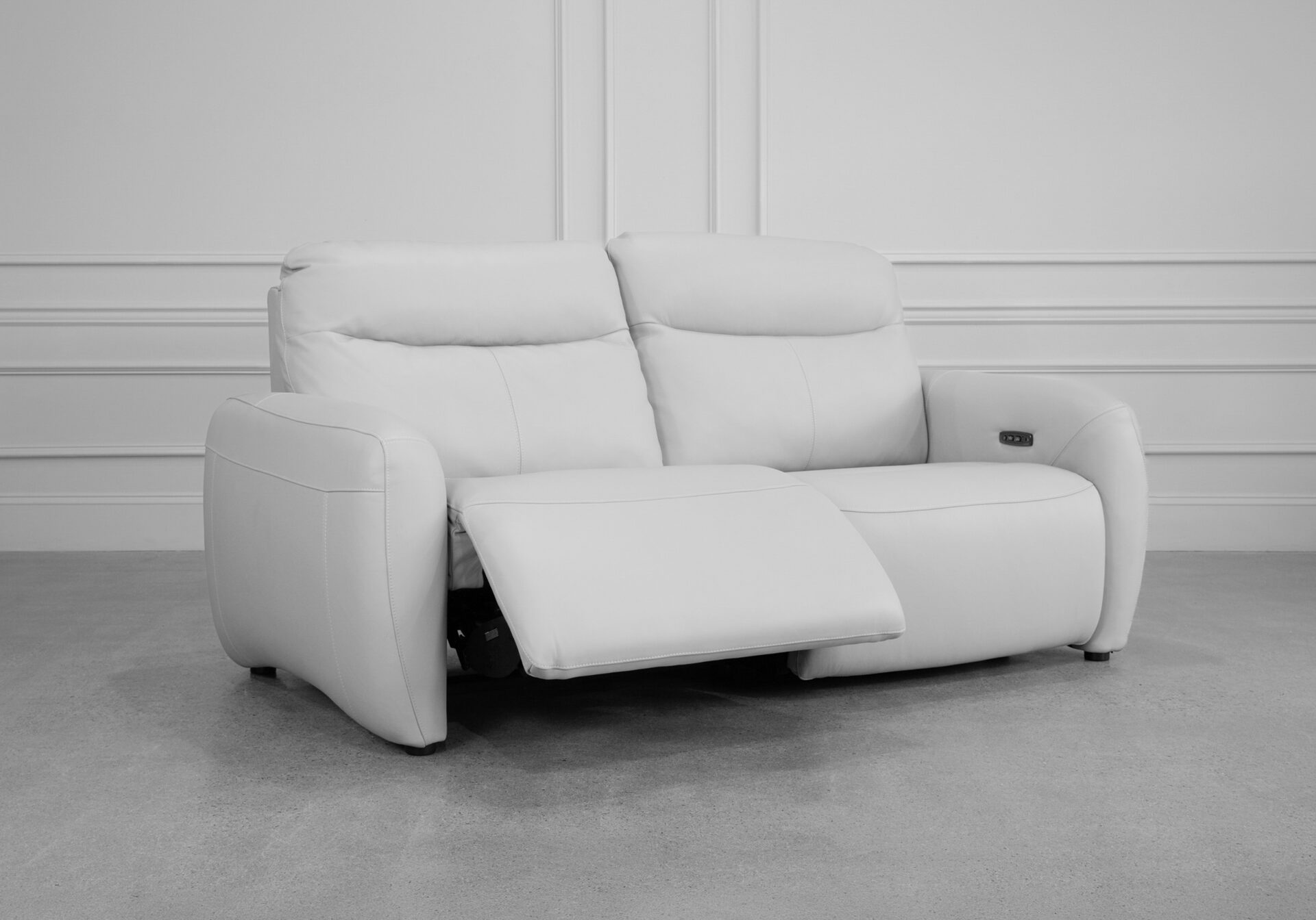 Rosario Pwr. Sofa in Oatmeal - Angle